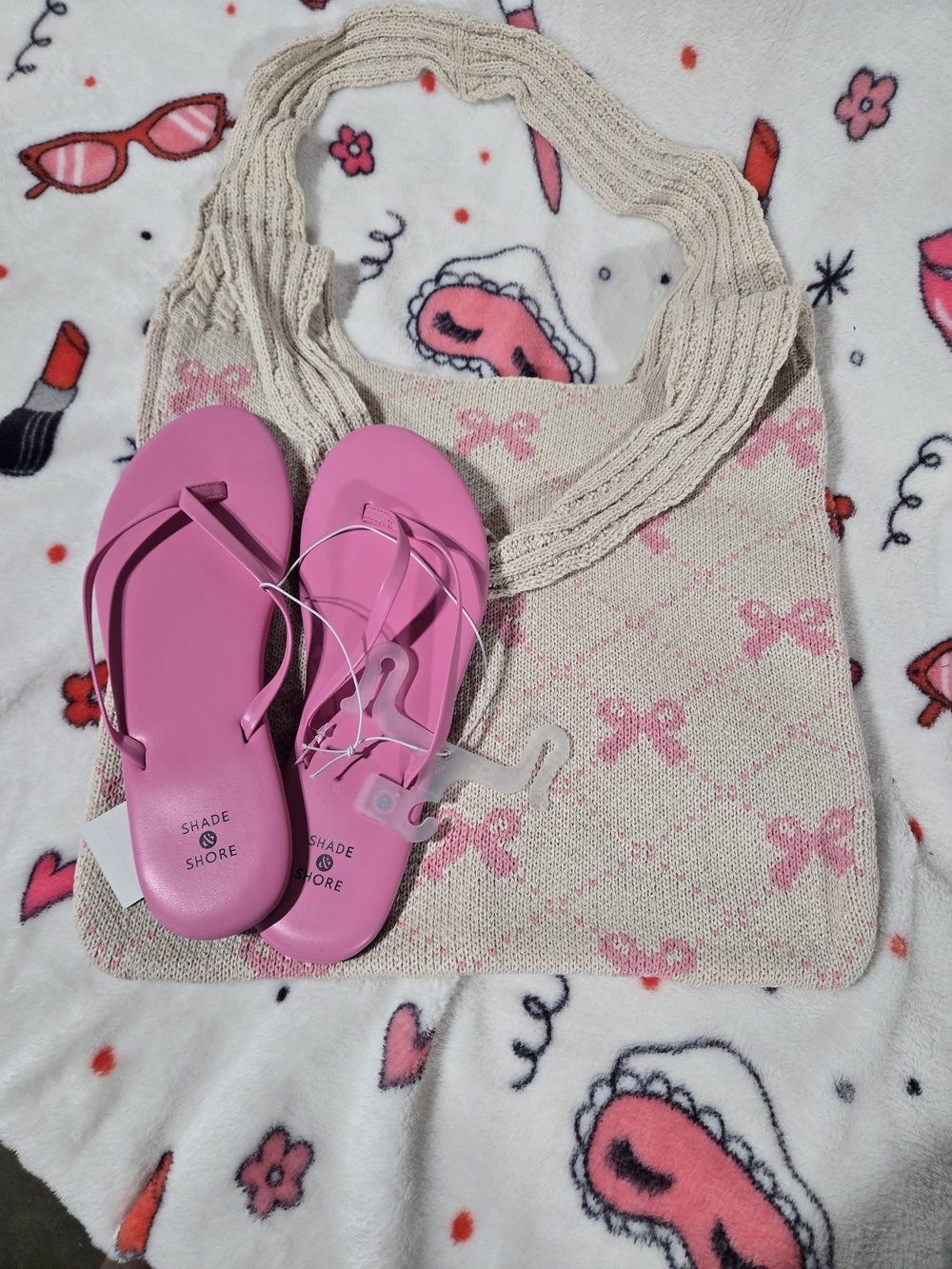 Shade & Shore Pink Flip Flops with Cream Knit Tote